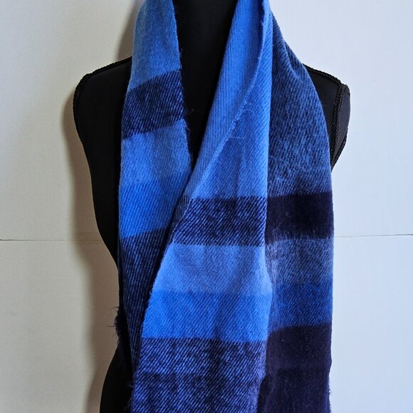 Driving gloves and muffler - Picture 2 of 6